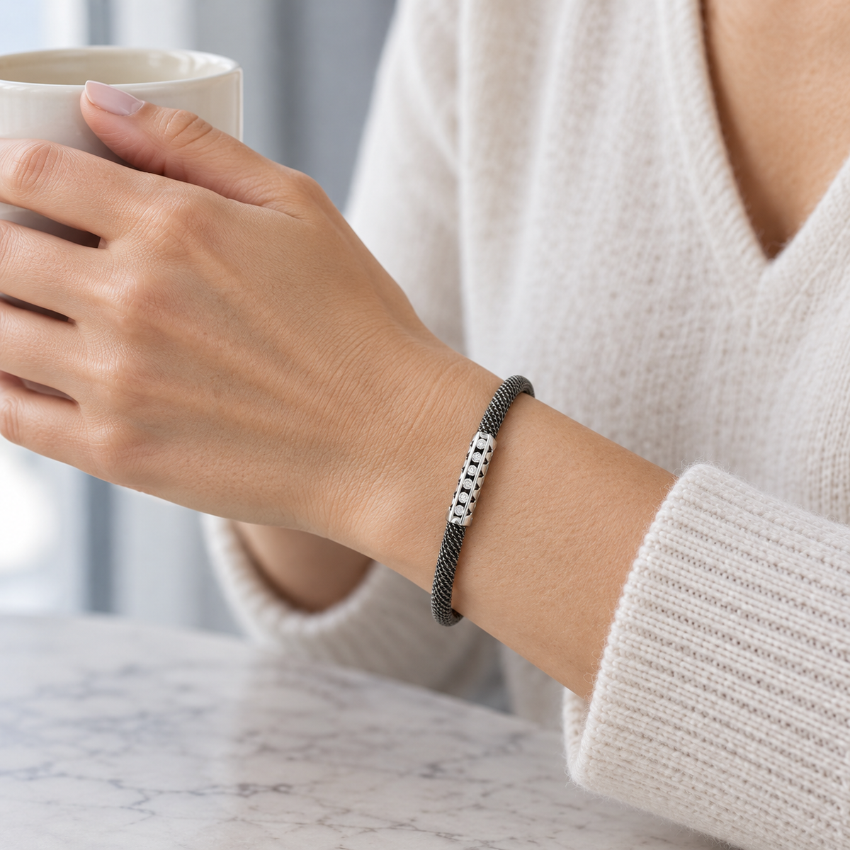 Pulsera de acero y oro con hilera de brillantes V-3258/PU — joya puesta desde otro ángulo