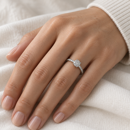 Anillo de compromiso con montura recortada V-3259/S — primer plano de la joya puesta