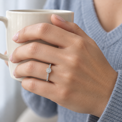 Anillo de compromiso con montura recortada V-3259/S — joya puesta desde otro ángulo
