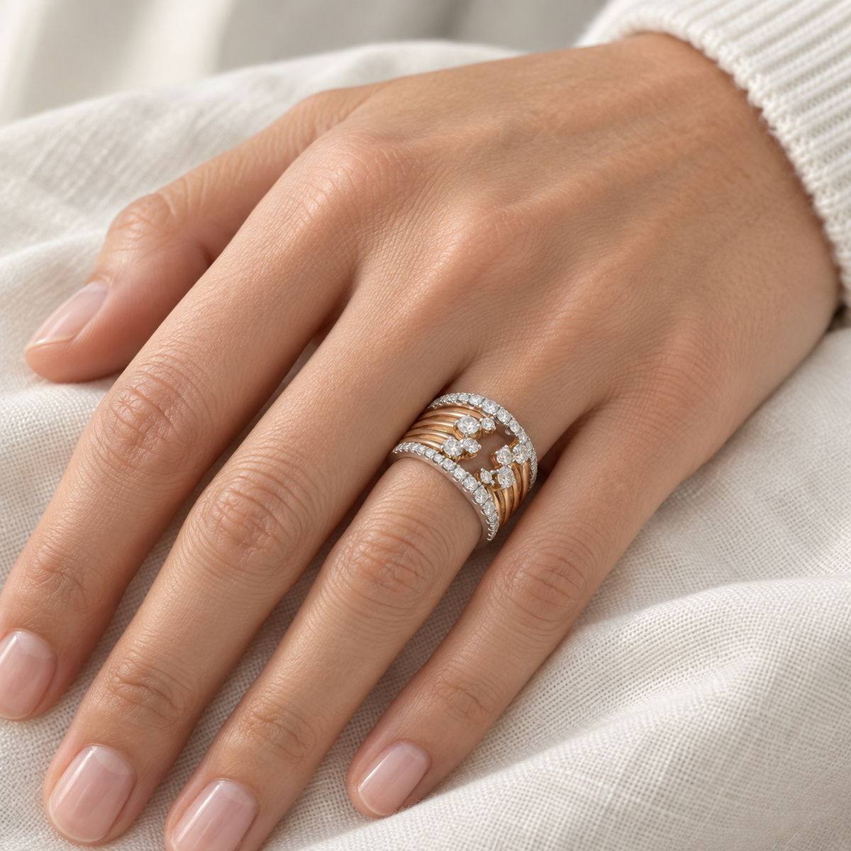 Anillo ancho de bandas y curvas V-3262/S — primer plano de la joya puesta