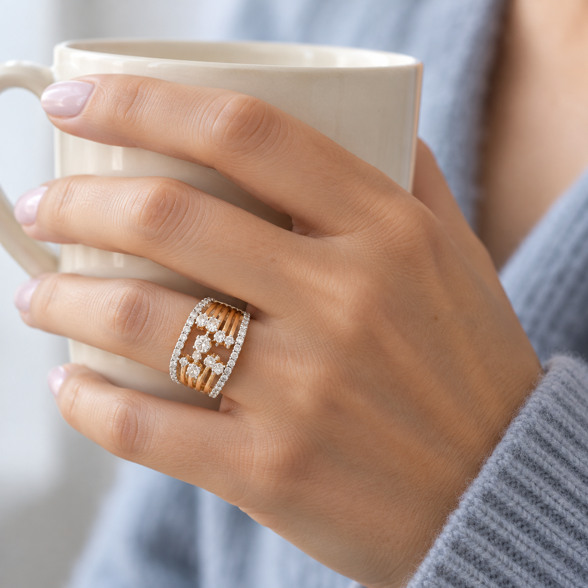 Anillo ancho de bandas y curvas V-3262/S — joya puesta desde otro ángulo