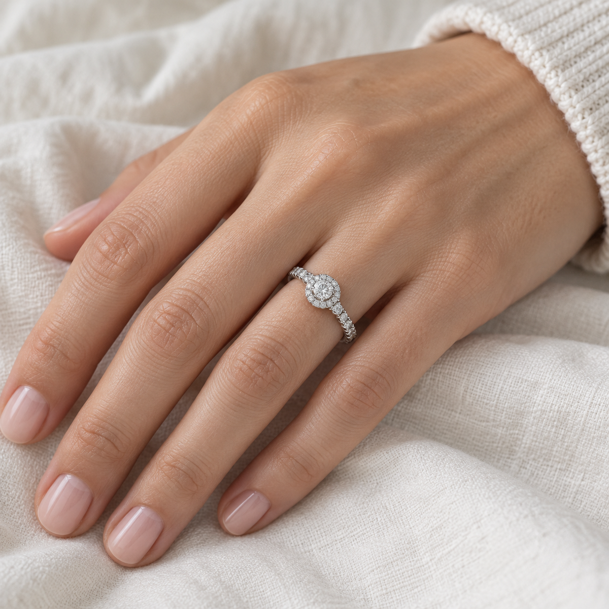 Anillo de compromiso con halo redondo V-3264/S — primer plano de la joya puesta