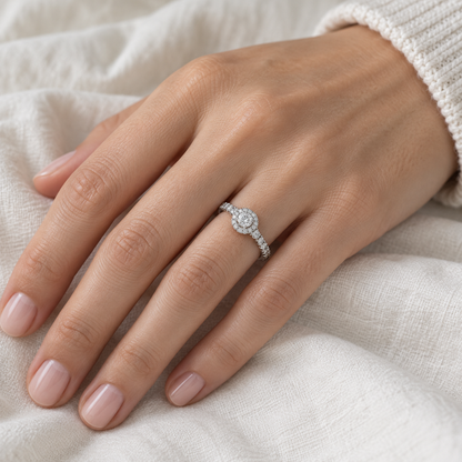 Anillo de compromiso con halo redondo V-3264/S — primer plano de la joya puesta