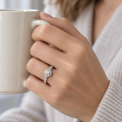 Anillo de compromiso con halo redondo V-3264/S — joya puesta desde otro ángulo