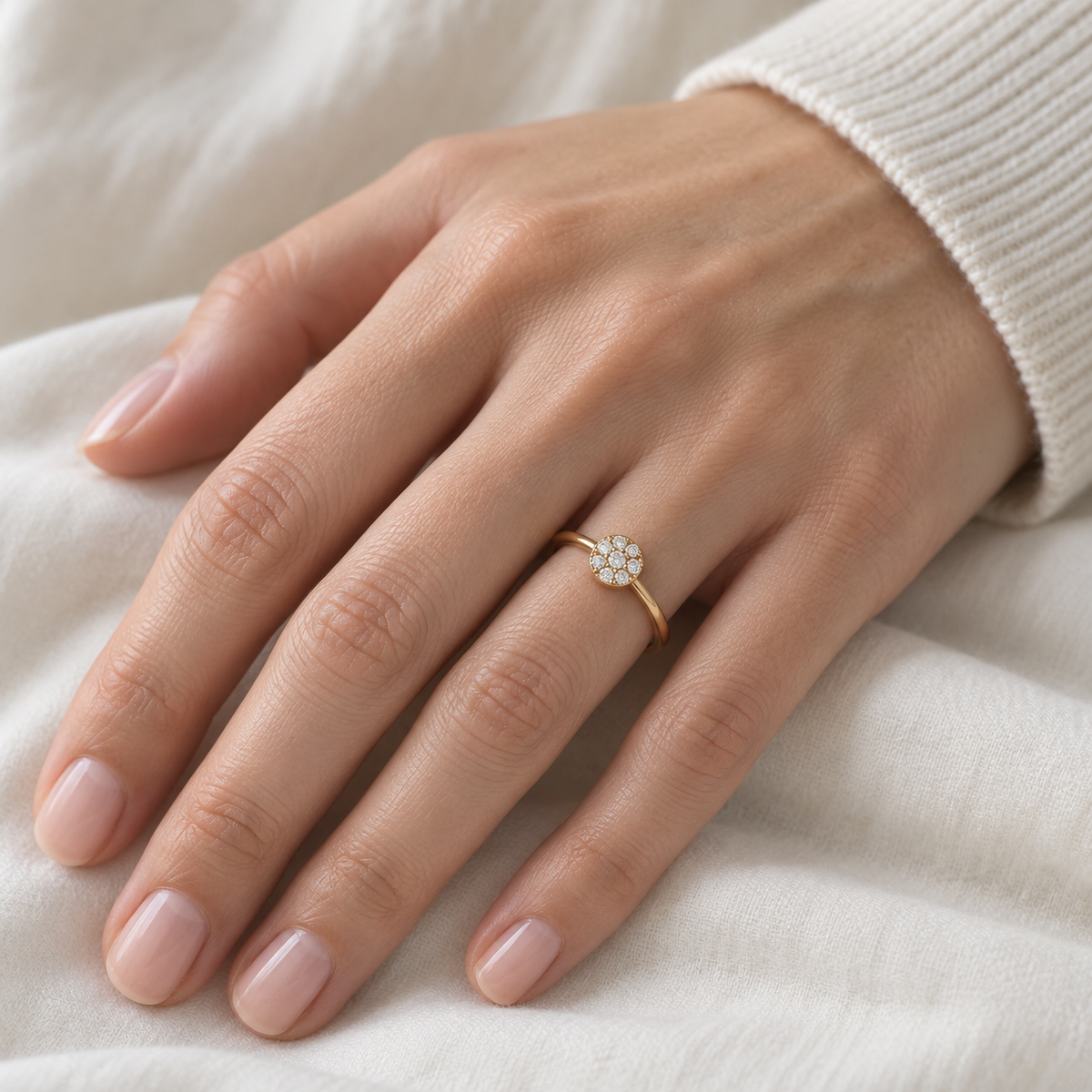 Anillo de motivo redondo luminoso V-3274/S — primer plano de la joya puesta