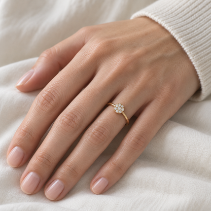 Anillo de motivo redondo luminoso V-3274/S — primer plano de la joya puesta