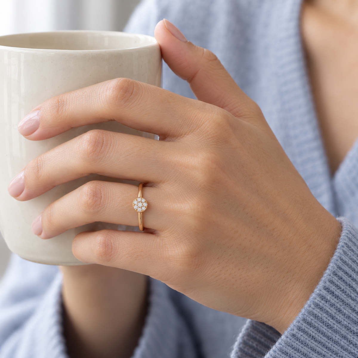 Anillo de motivo redondo luminoso V-3274/S — joya puesta desde otro ángulo