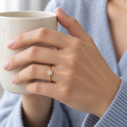 Anillo de motivo redondo luminoso V-3274/S — joya puesta desde otro ángulo