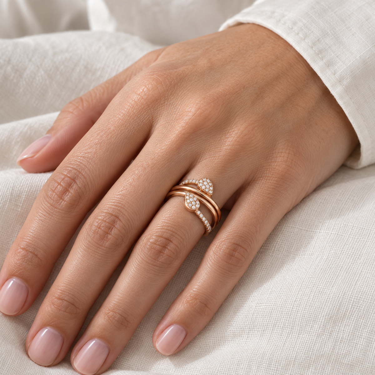 Anillo de curvas y motivos redondos V-3275/S — primer plano de la joya puesta