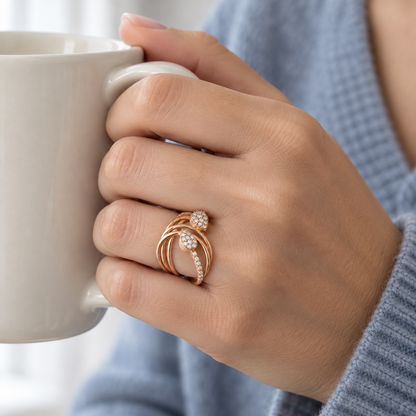 Anillo de curvas y motivos redondos V-3275/S — joya puesta desde otro ángulo