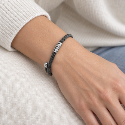 Pulsera de acero y trama luminosa V-3288/PU — primer plano de la joya puesta