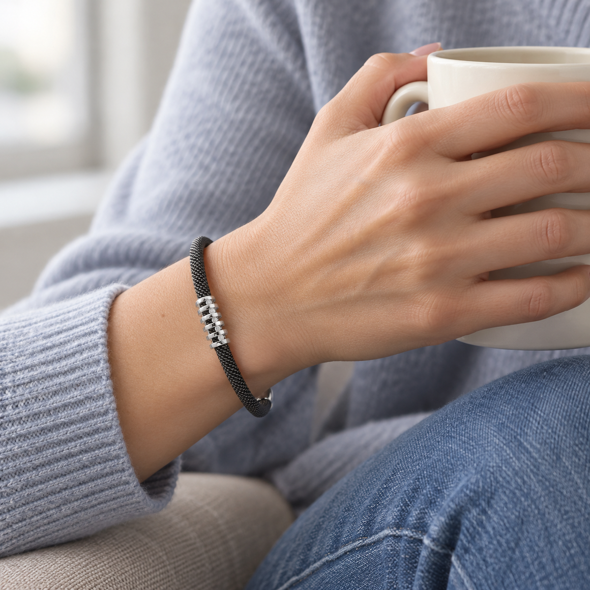 Pulsera de acero y trama luminosa V-3288/PU — joya puesta desde otro ángulo