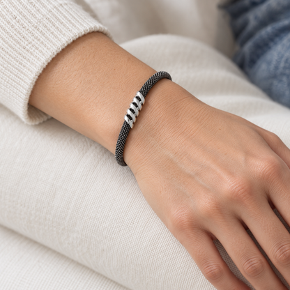 Pulsera de acero y líneas entrelazadas V-3289/PU — primer plano de la joya puesta
