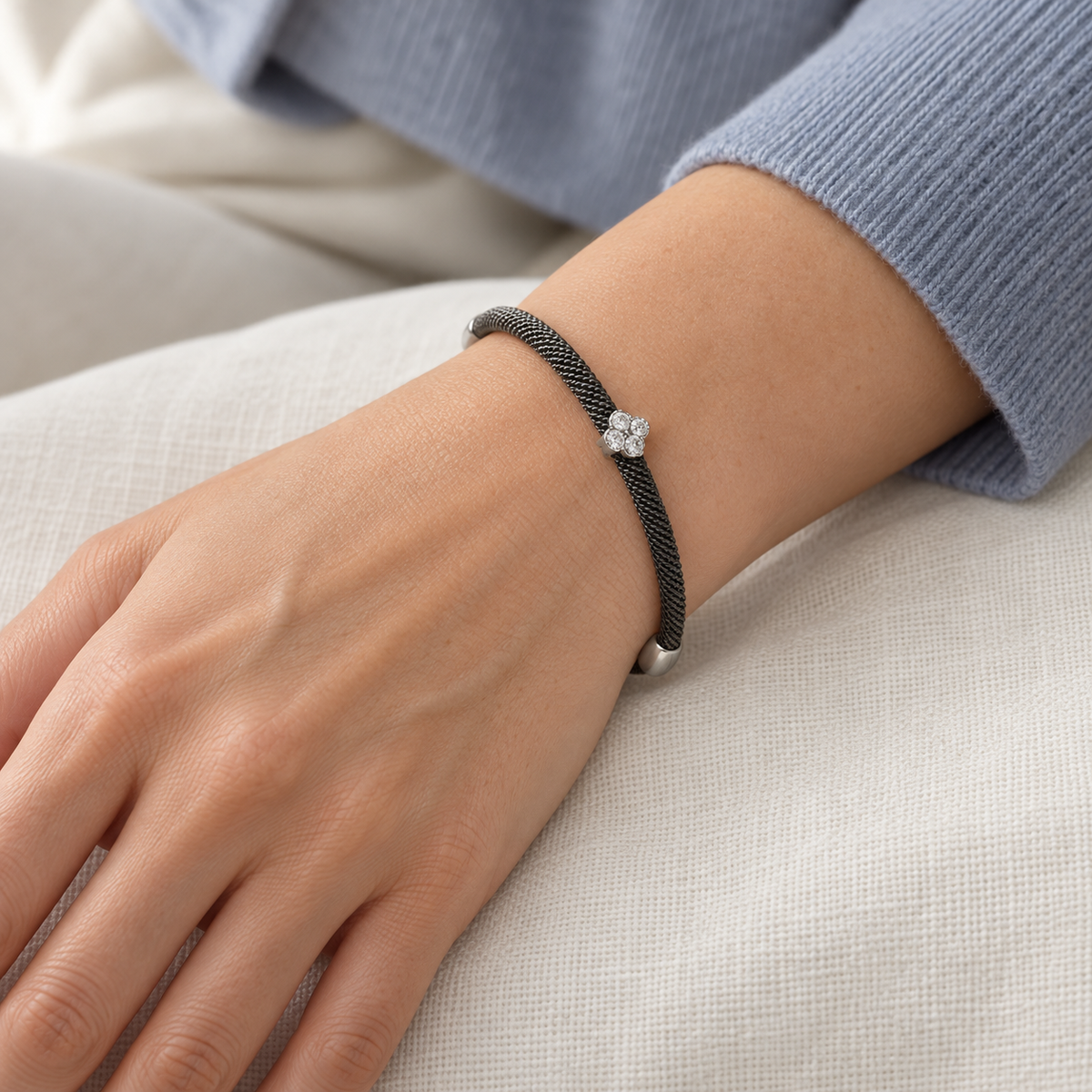 Pulsera de acero con motivo romboidal V-3294/PU — primer plano de la joya puesta