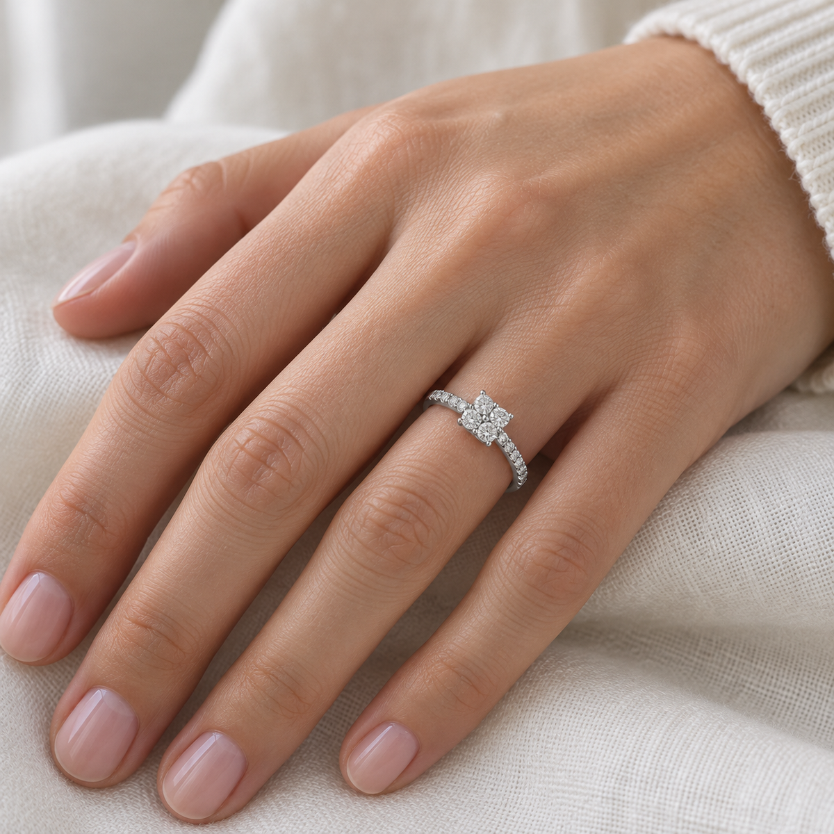Anillo de compromiso con aro de destellos V-3312/S — primer plano de la joya puesta
