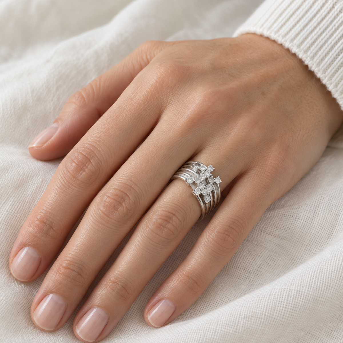 Anillo de bandas con centros agrupados V-3329/S — primer plano de la joya puesta