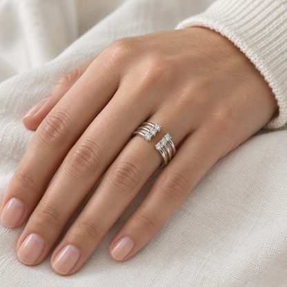 Anillo abierto de bandas lisas V-3337/S — primer plano de la joya puesta