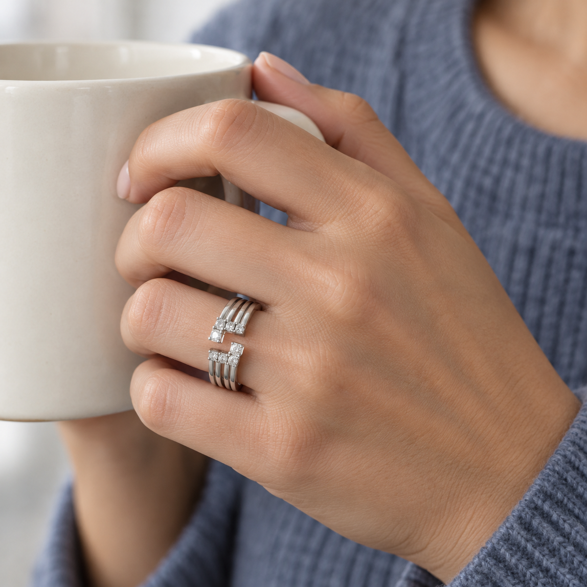 Anillo abierto de bandas lisas V-3337/S — joya puesta desde otro ángulo