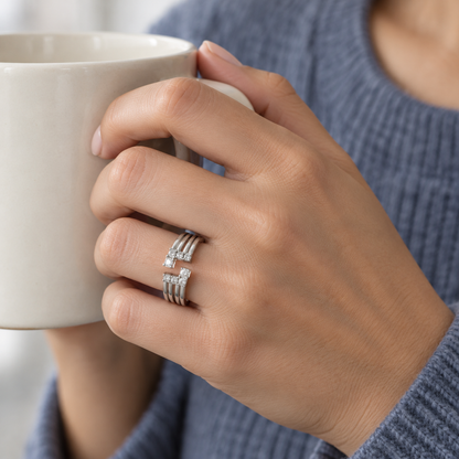 Anillo abierto de bandas lisas V-3337/S — joya puesta desde otro ángulo