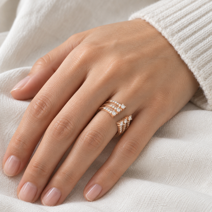 Anillo abierto de bandas doradas y luz V-3356/S — primer plano de la joya puesta