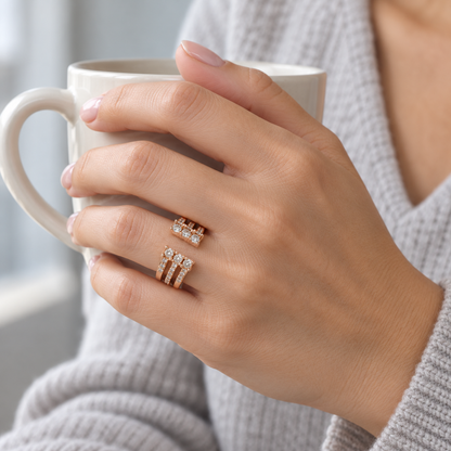 Anillo abierto de bandas doradas y luz V-3356/S — joya puesta desde otro ángulo