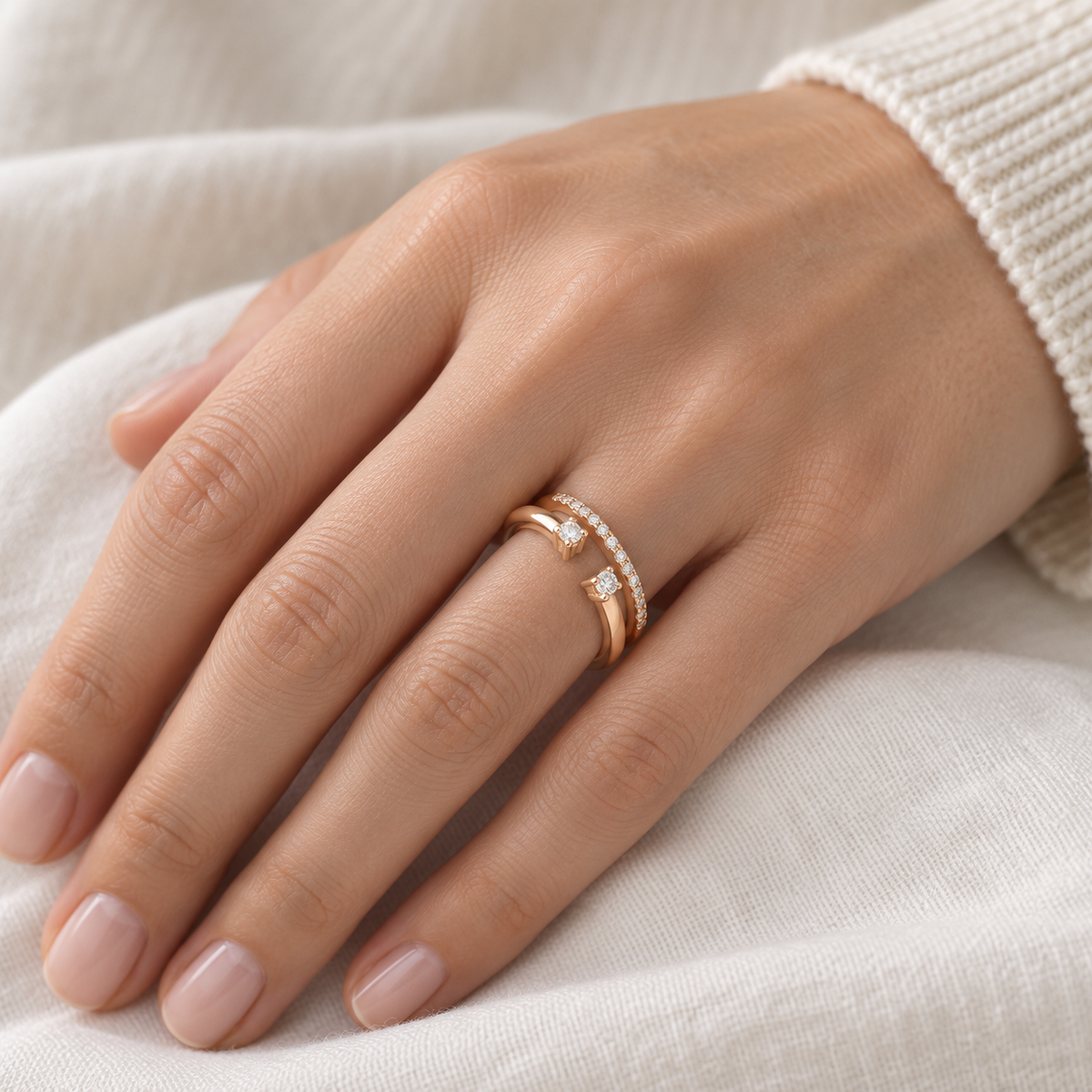 Anillo abierto de curvas paralelas V-3358/S — primer plano de la joya puesta