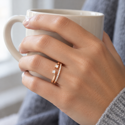 Anillo abierto de curvas paralelas V-3358/S — joya puesta desde otro ángulo