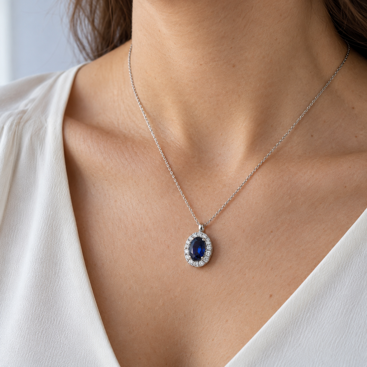Colgante oval azul con halo V-3366/CL — joya puesta desde otro ángulo