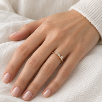 Anillo abierto de centros alargados V-3369 — primer plano de la joya puesta