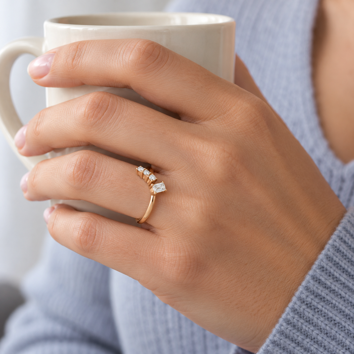 Anillo abierto de centros alargados V-3369 — joya puesta desde otro ángulo