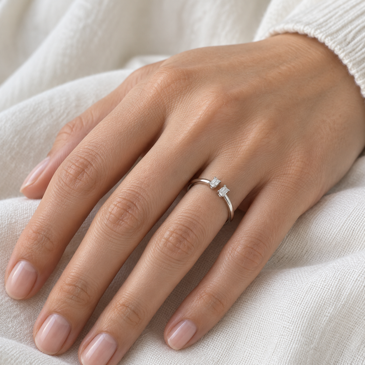Anillo abierto de centros geométricos V-3372/S — primer plano de la joya puesta