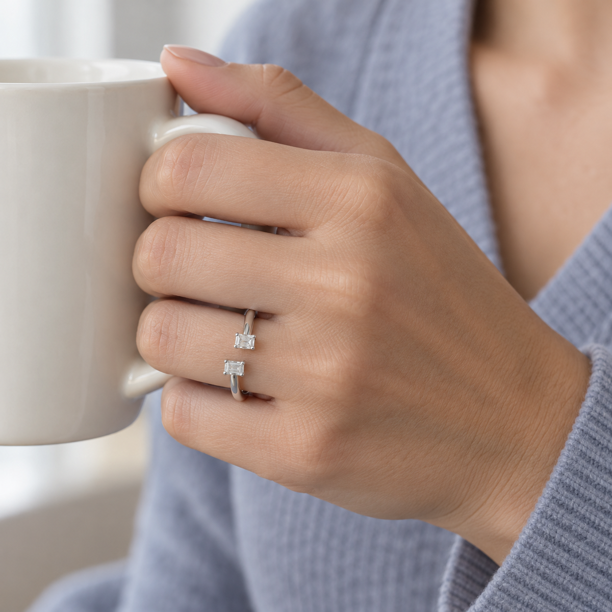 Anillo abierto de centros geométricos V-3372/S — joya puesta desde otro ángulo