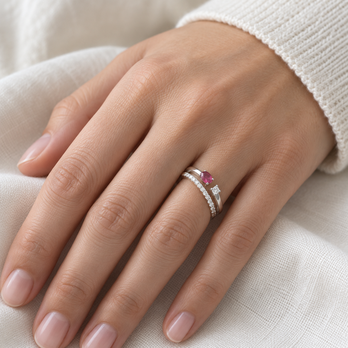 Anillo de bandas y acento rosado V-3374/S — primer plano de la joya puesta