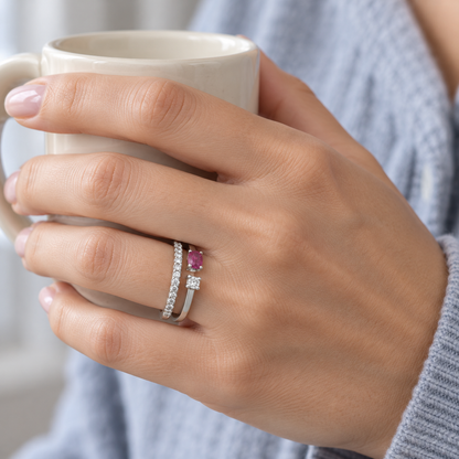 Anillo de bandas y acento rosado V-3374/S — joya puesta desde otro ángulo