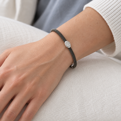 Pulsera de acero y oro con óvalo de brillantes V-3392/PU — primer plano de la joya puesta