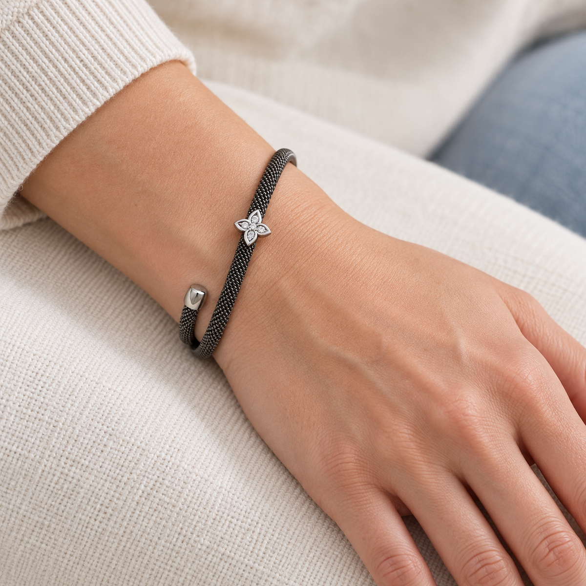 Pulsera de acero y motivo estrellado V-3393/PU — primer plano de la joya puesta