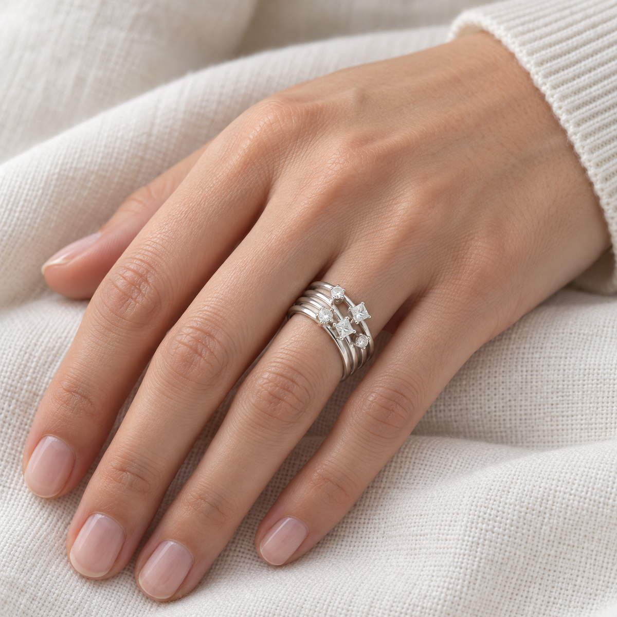 Anillo de bandas y centros geométricos V-3394/S — primer plano de la joya puesta