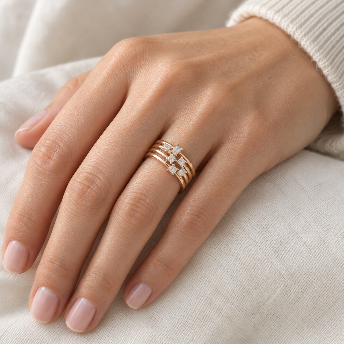 Anillo de bandas doradas y geometría V-3395/S — primer plano de la joya puesta