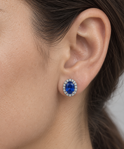 Pendientes de centro azul oval y halo V-3396/P — primer plano de la joya puesta