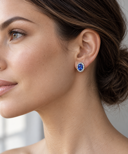 Pendientes de centro azul oval y halo V-3396/P — joya puesta desde otro ángulo