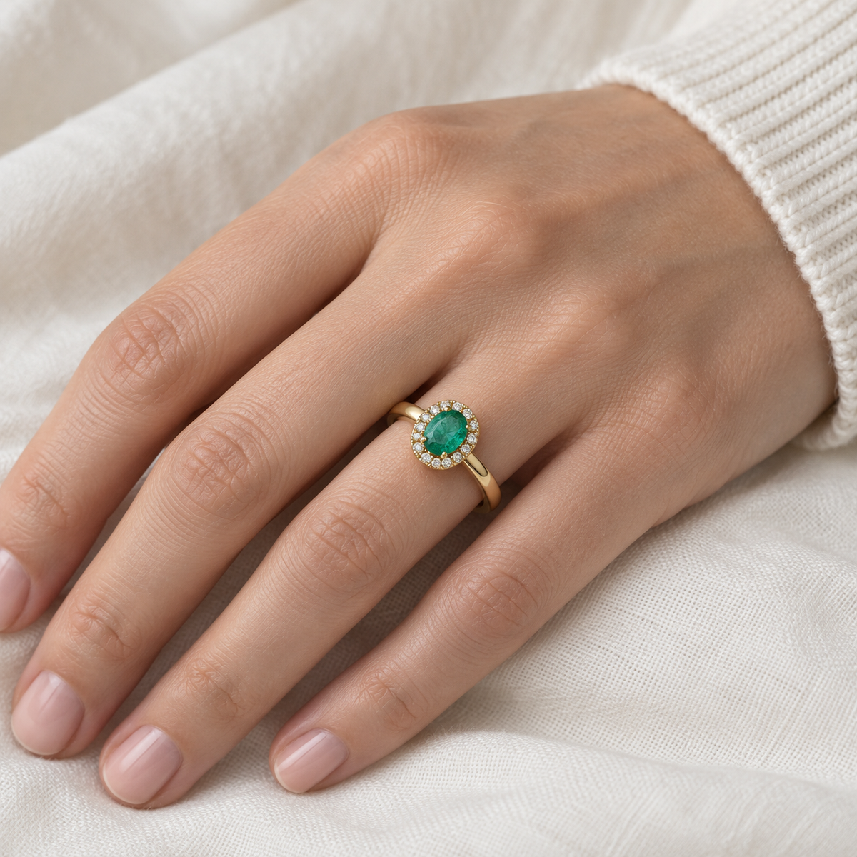 Anillo de centro verde y halo redondo V-3396/S — primer plano de la joya puesta