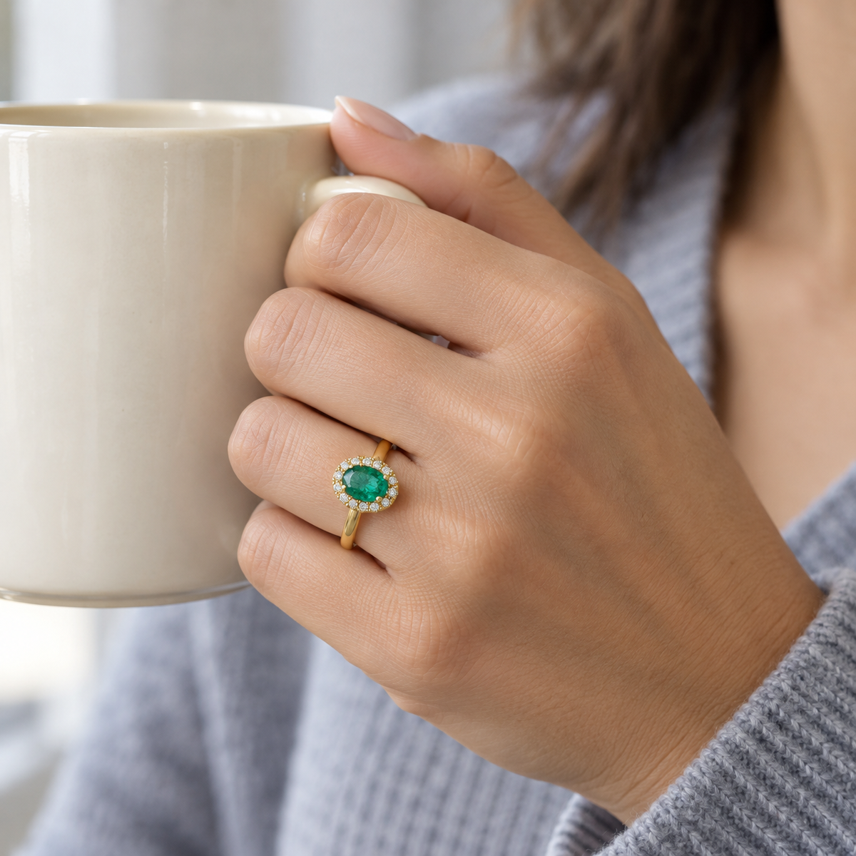 Anillo de centro verde y halo redondo V-3396/S — joya puesta desde otro ángulo