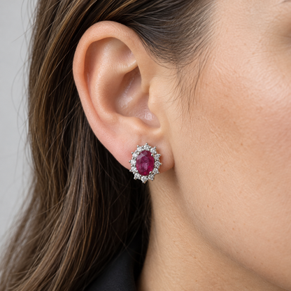 Pendientes de centro rosado y halo V-3397/P — primer plano de la joya puesta
