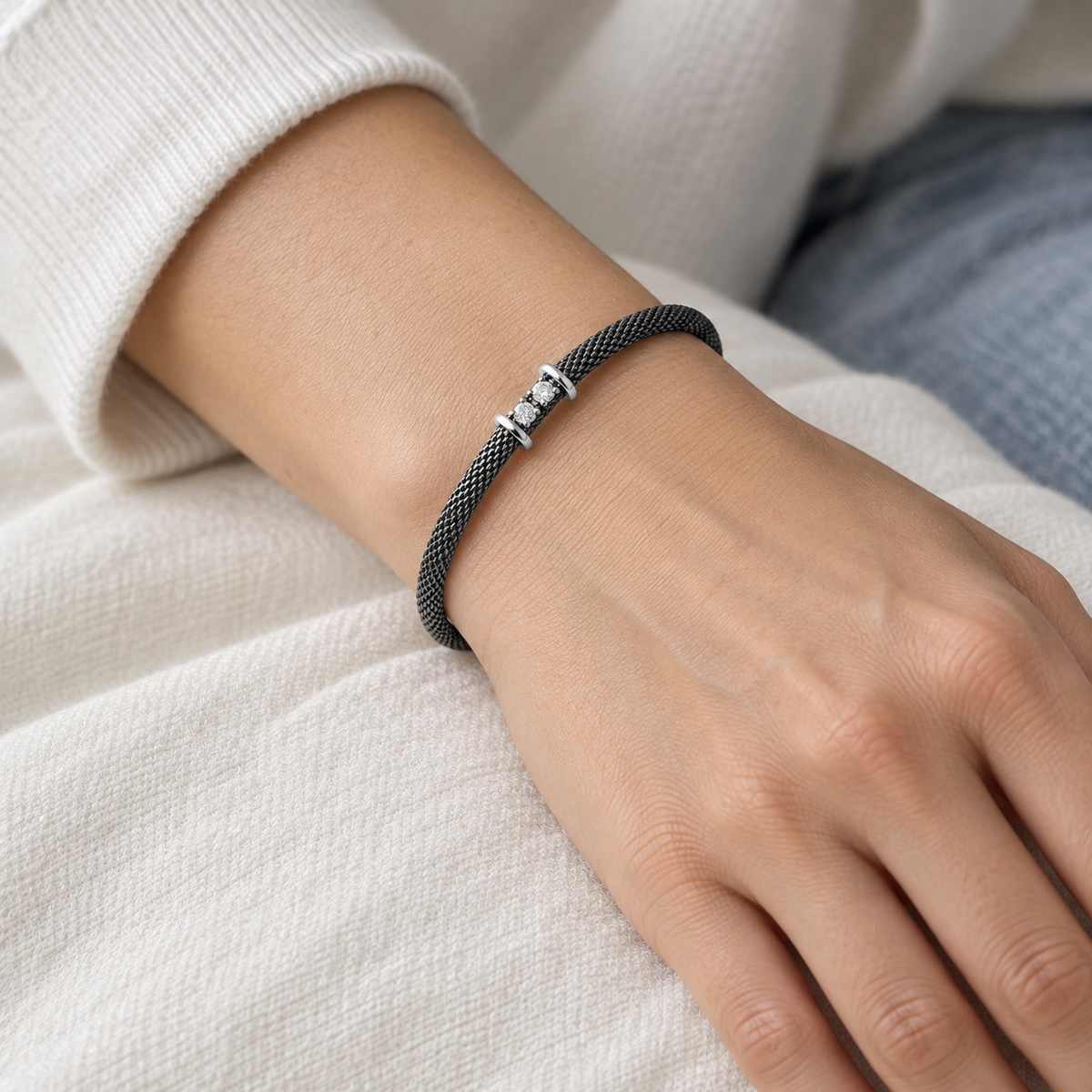 Pulsera de acero y oro de motivos geométricos V-3398/PU — primer plano de la joya puesta