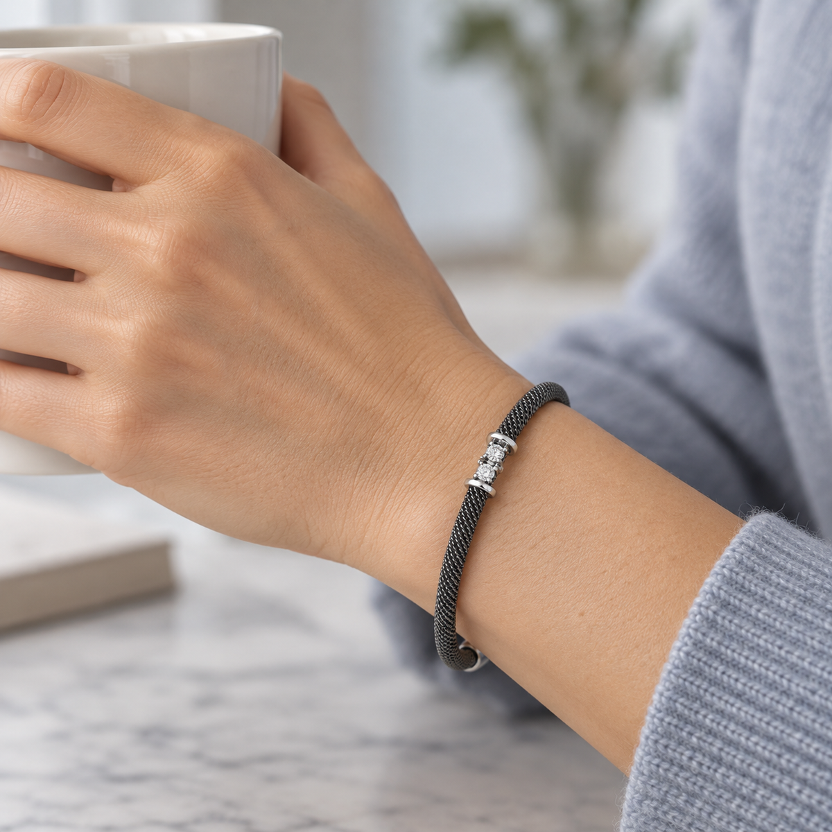 Pulsera de acero y oro de motivos geométricos V-3398/PU — joya puesta desde otro ángulo