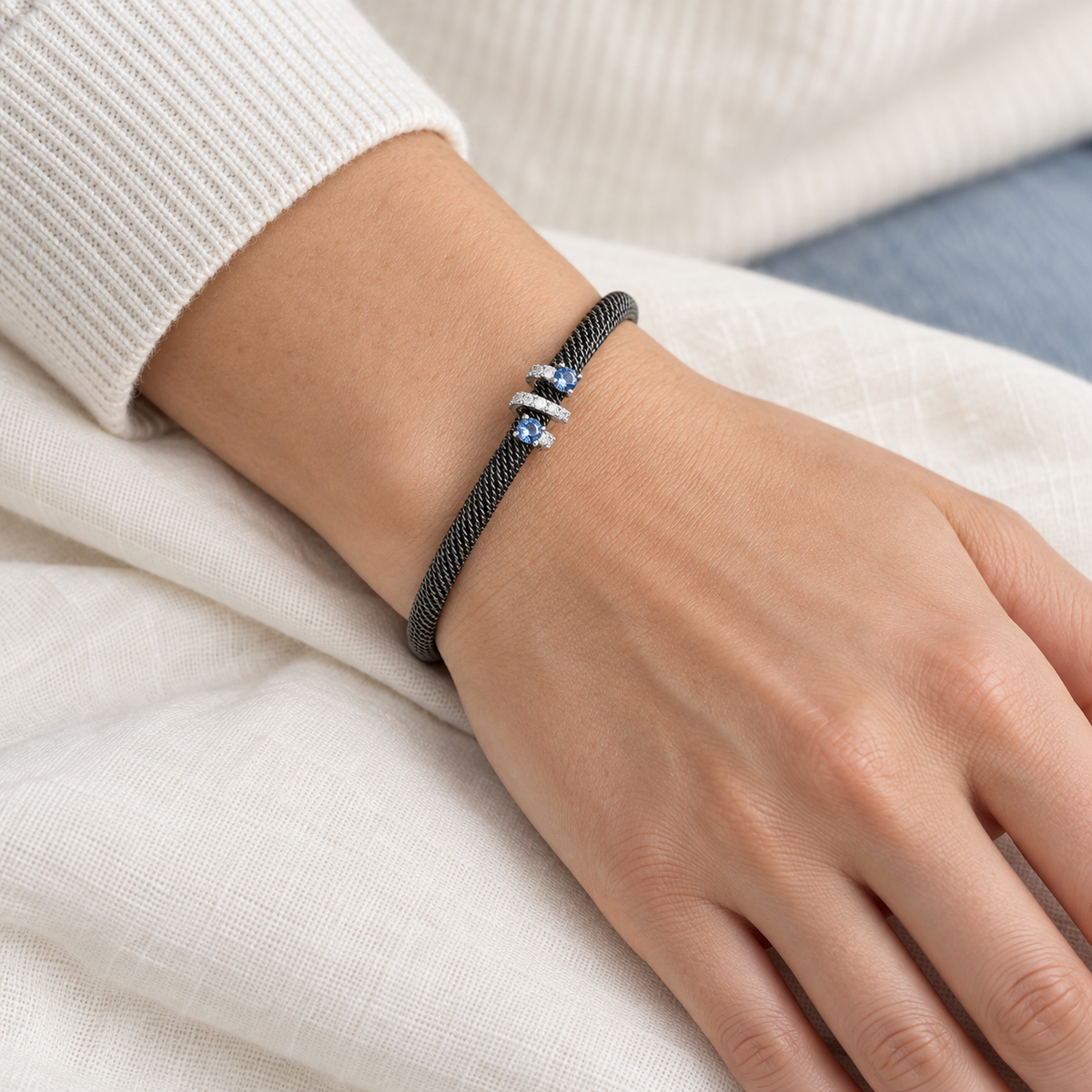 Pulsera de acero con pequeños centros azules V-3399/PU — primer plano de la joya puesta