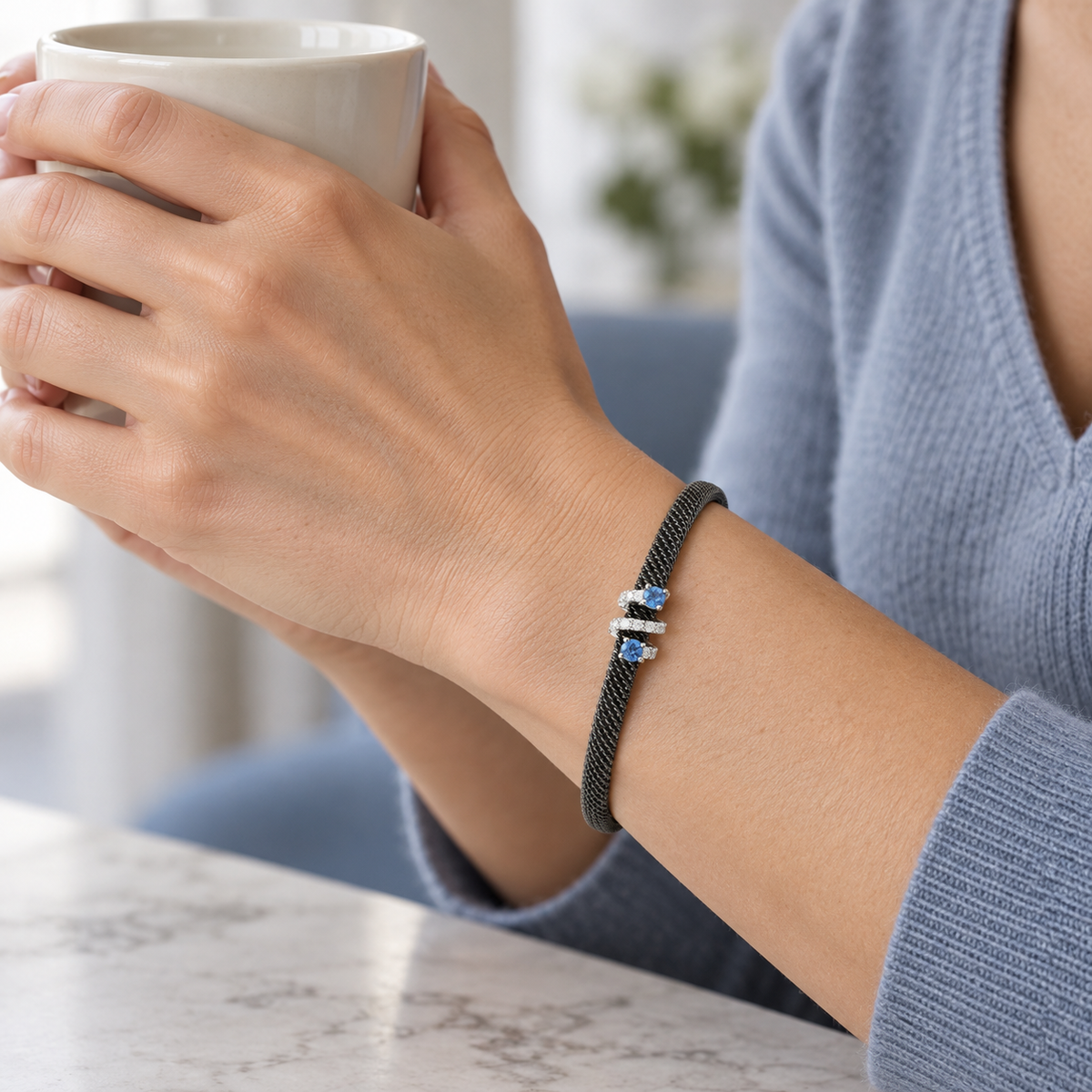 Pulsera de acero con pequeños centros azules V-3399/PU — joya puesta desde otro ángulo