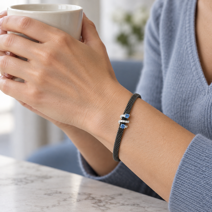 Pulsera de acero con pequeños centros azules V-3399/PU — joya puesta desde otro ángulo