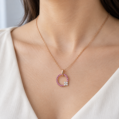 Colgante circular rosado y geométrico V-3403/CL — joya puesta desde otro ángulo