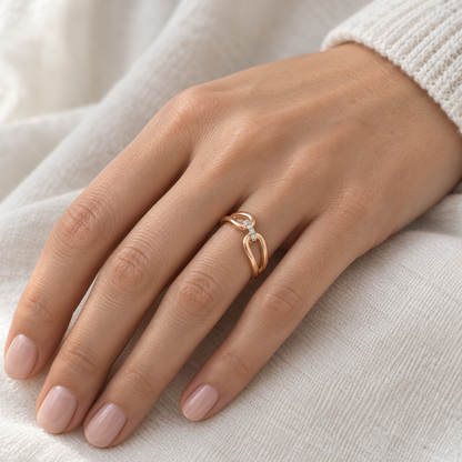 Anillo de lazo curvo V-3412/S — primer plano de la joya puesta